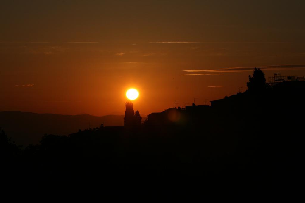 Da Leo Hotel Montefollonico Bagian luar foto